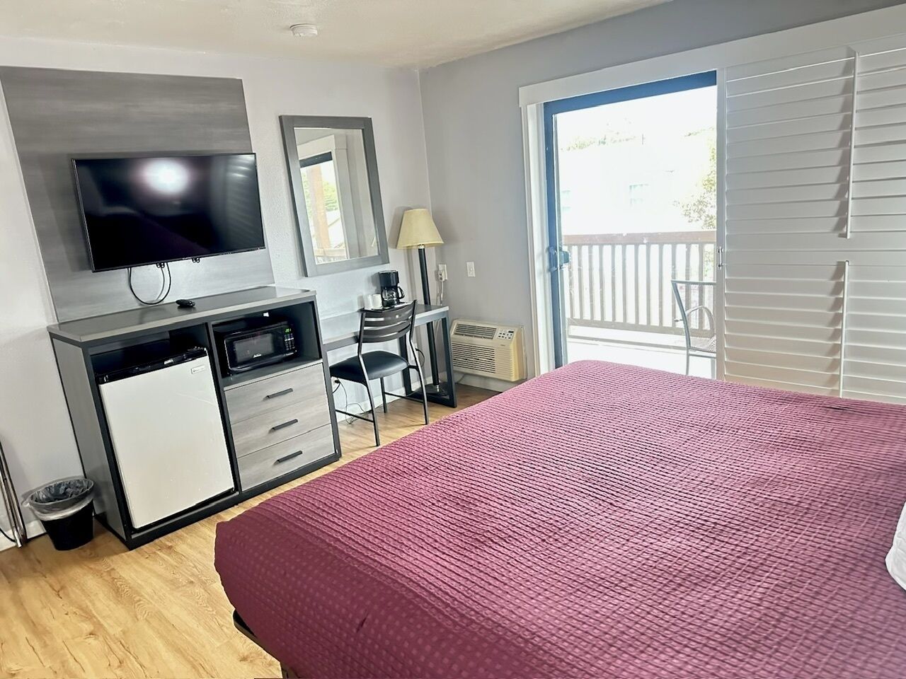 Standard-Einzelzimmer, 1 King-Bett, barrierefrei, Kühlschrank und Mikrowelle | Schreibtisch, Verdunkelungsvorhänge, Bügeleisen/Bügelbrett, Babybetten