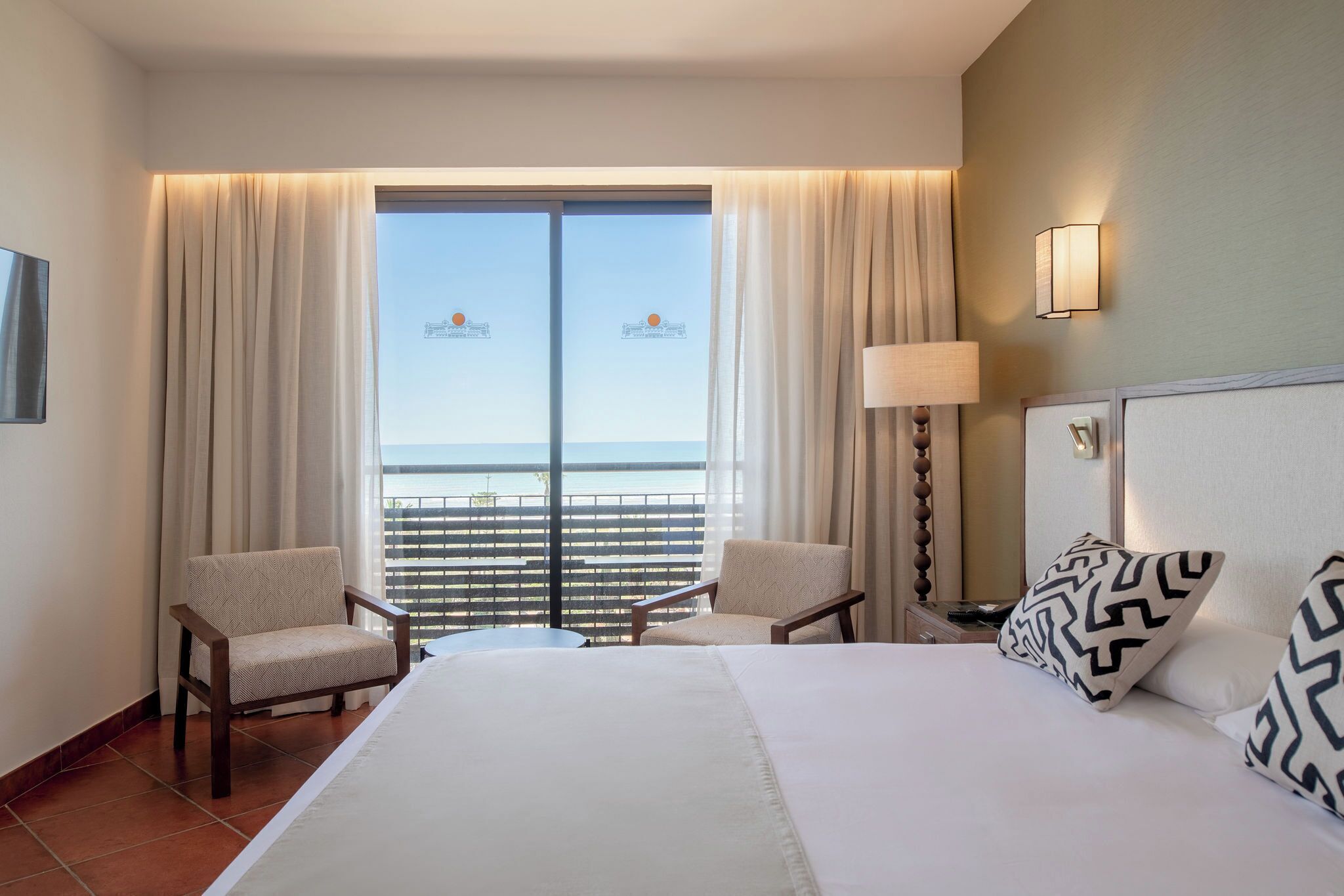 Een minibar, een kluis op de kamer, een bureau, gratis wifi