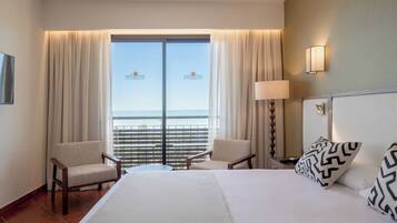 Een minibar, een kluis op de kamer, een bureau, gratis wifi