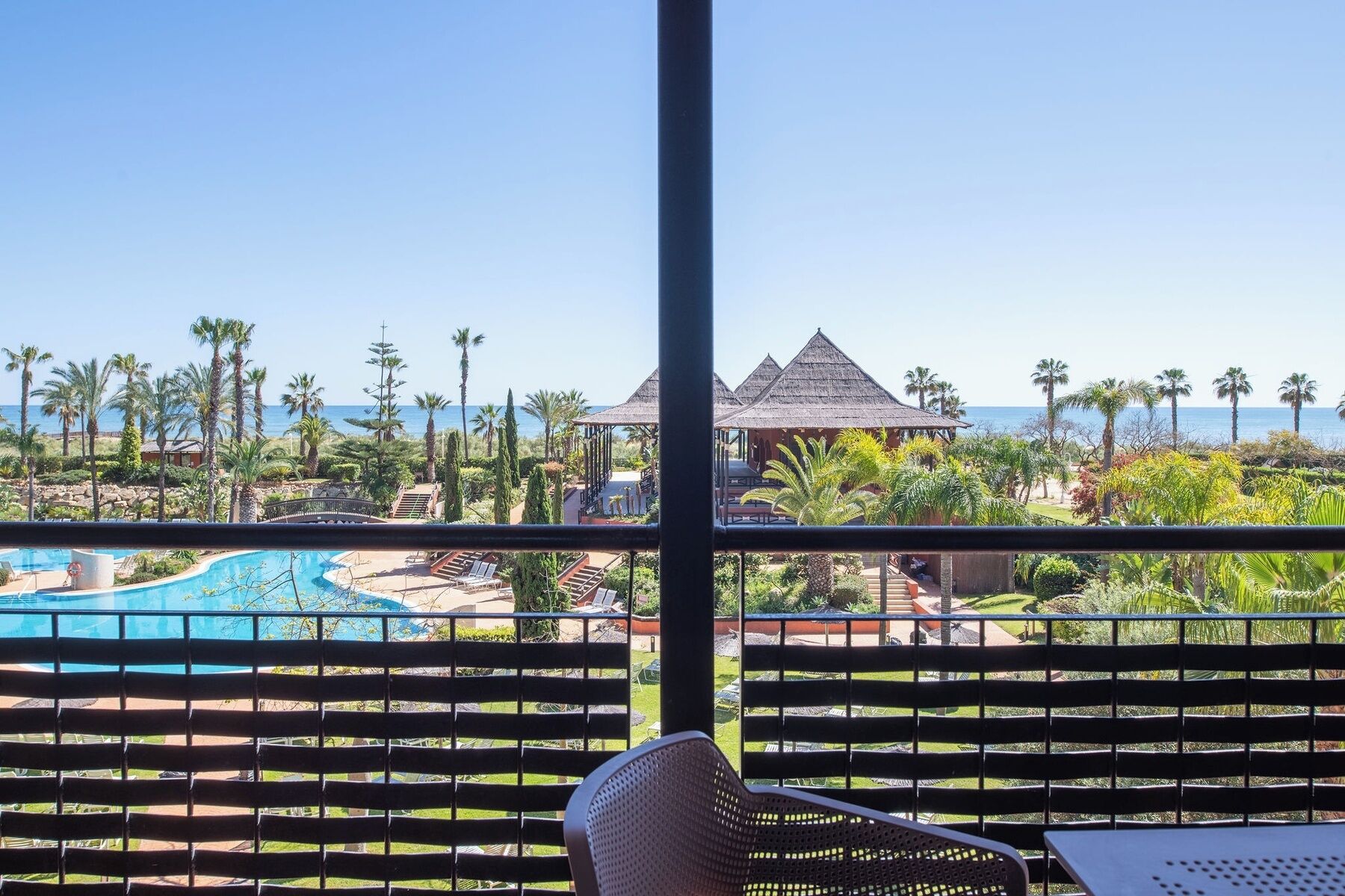 Een minibar, een kluis op de kamer, een bureau, gratis wifi