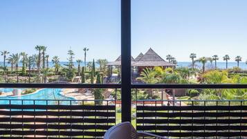 Een minibar, een kluis op de kamer, een bureau, gratis wifi