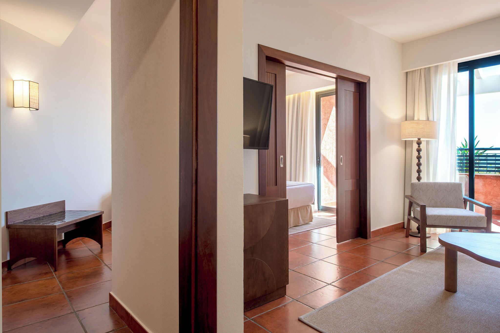 Minibar, safe på rommet, skrivebord og wi-fi (inkludert)