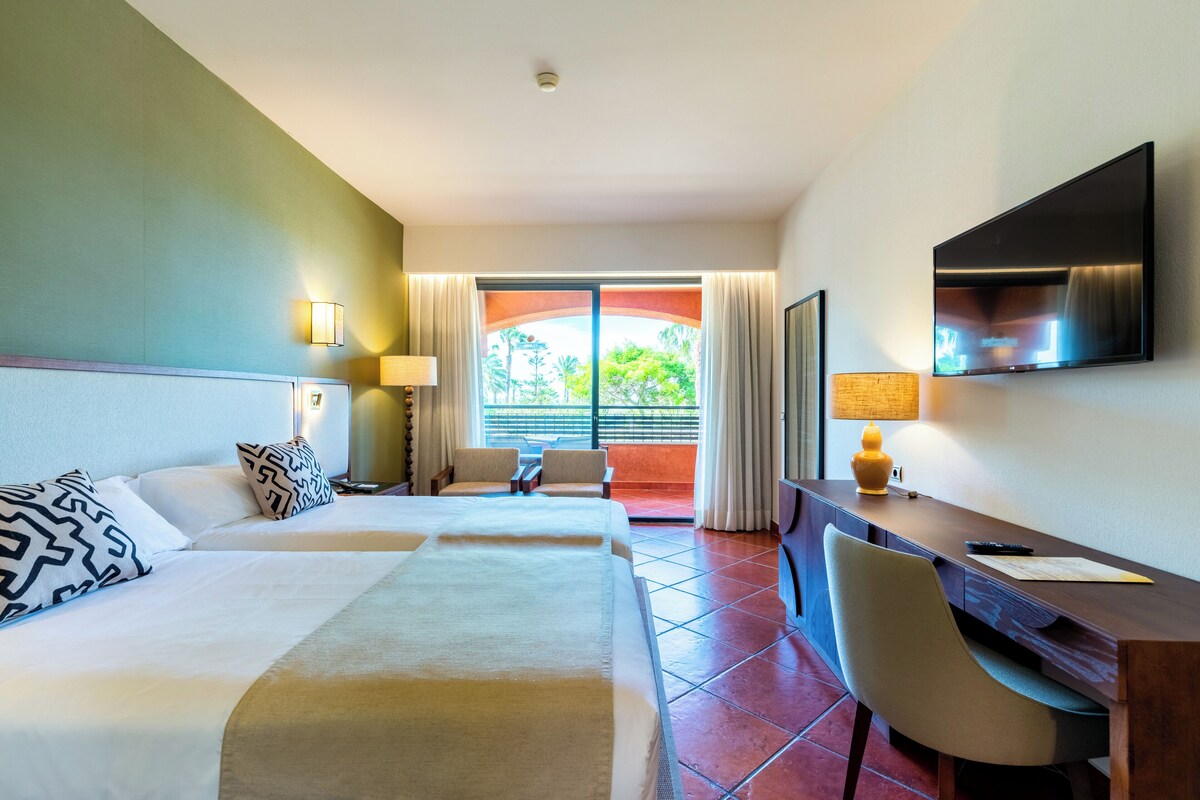 Minibar, in-room safe, desk, WiFi (free)