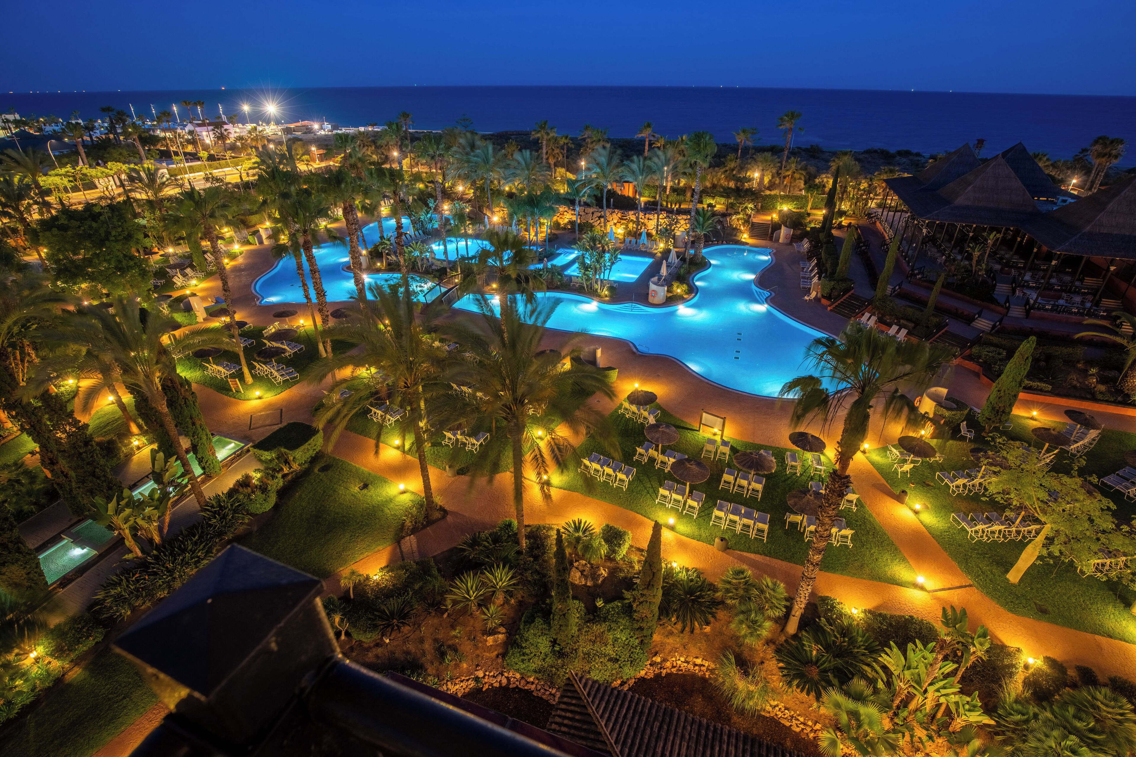 Una piscina cubierta, 4 piscinas al aire libre, sombrillas, tumbonas