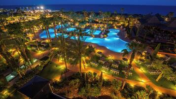 Una piscina cubierta, 4 piscinas al aire libre, sombrillas, tumbonas