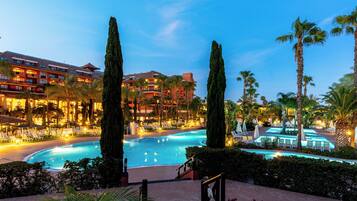 Piscine couverte, 4 piscines extérieures, parasols de plage