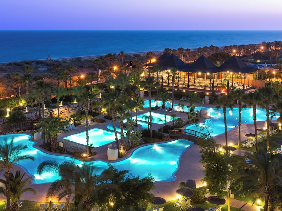 Een binnenzwembad, 4 buitenzwembaden, parasols voor strand/zwembad