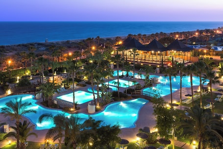 Una piscina techada, 4 piscinas al aire libre, sombrillas. Puerto Antilla Grand Hotel