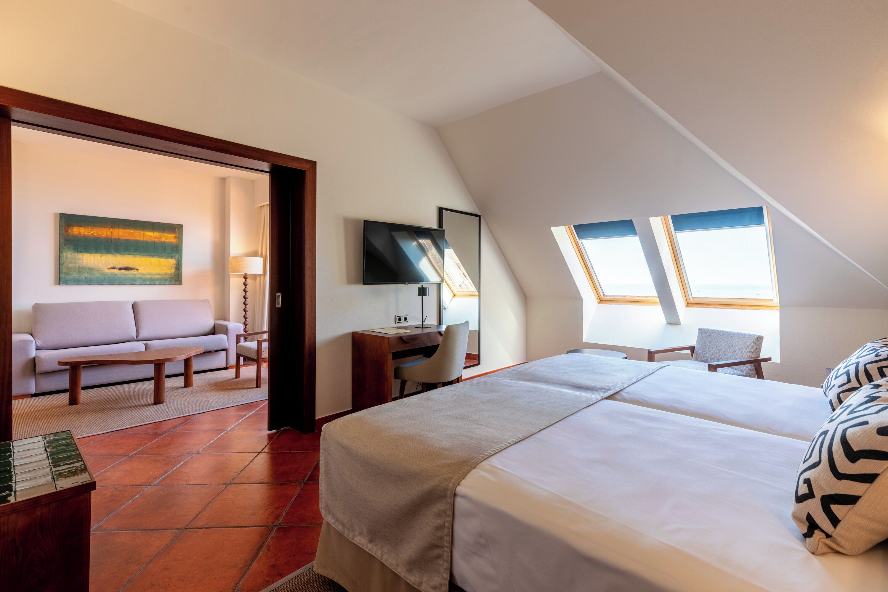 Minibar, safe på rommet, skrivebord og wi-fi (inkludert)