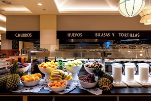 2 restaurants servant le petit déjeuner, le déjeuner et le dîner