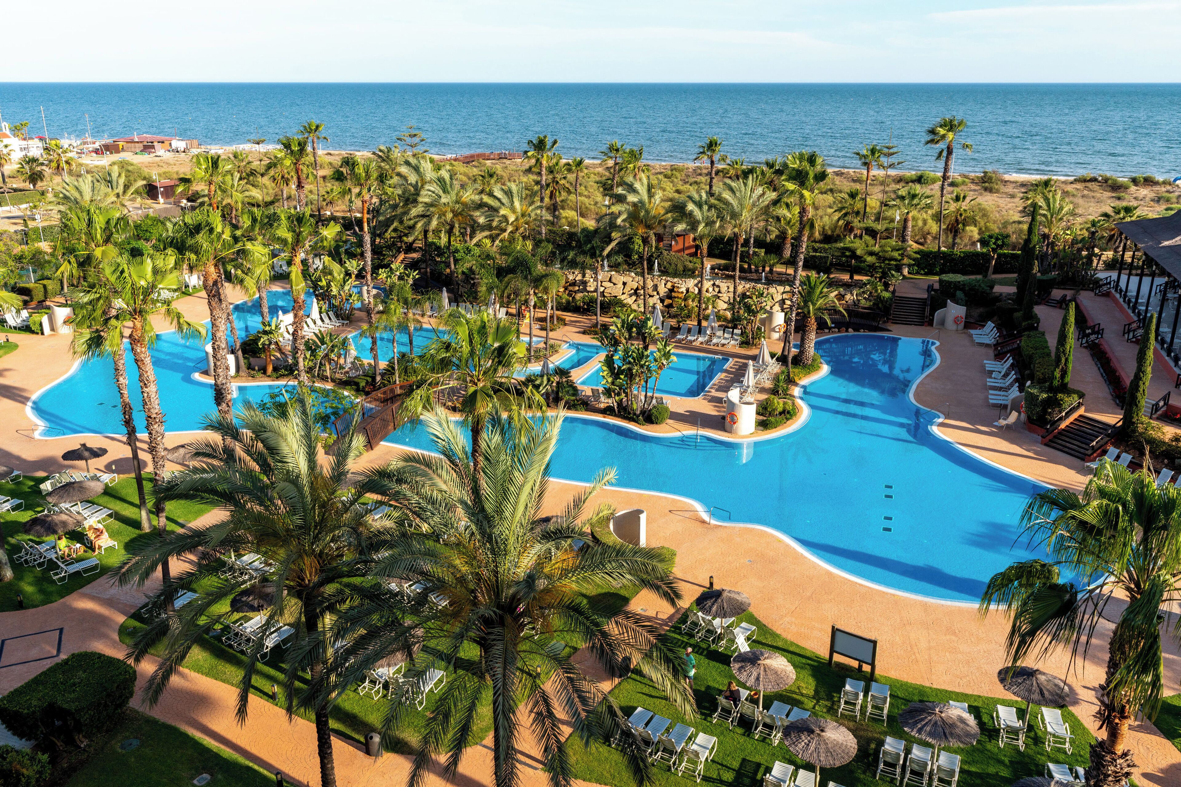 Piscine couverte, 4 piscines extérieures, parasols de plage