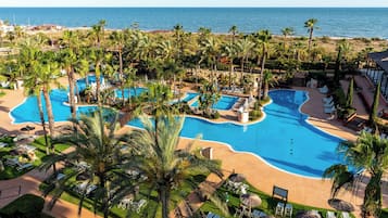 Piscine couverte, 4 piscines extérieures, parasols de plage