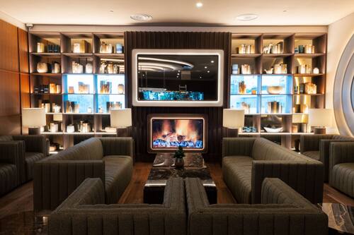 Lobby lounge