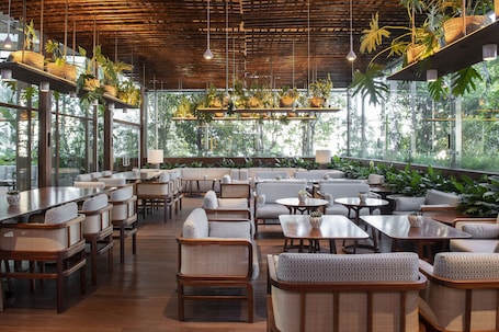 Lounge. SANA Malhoa Hotel