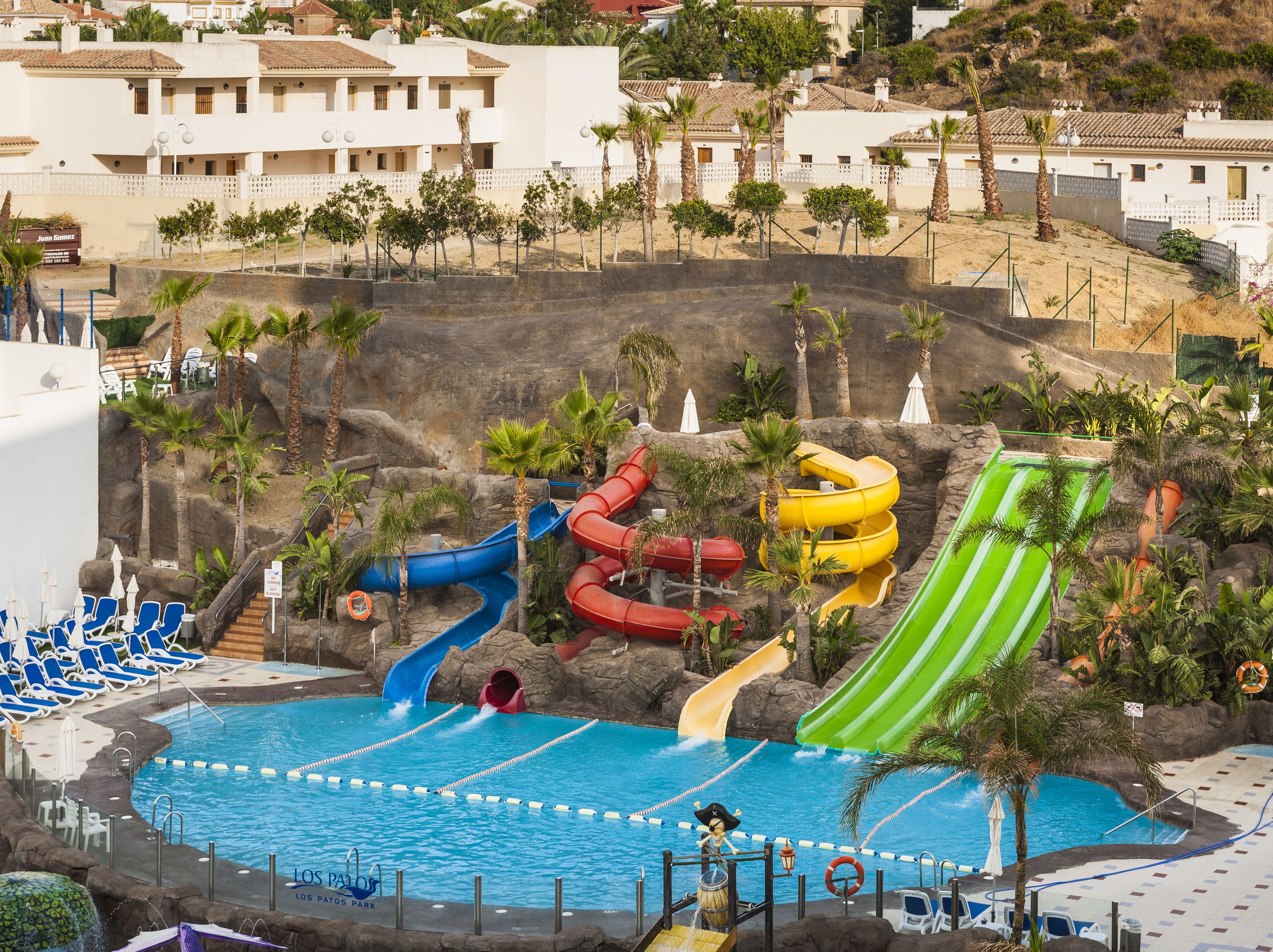 4 buitenzwembaden, parasols bij het zwembad en ligstoelen