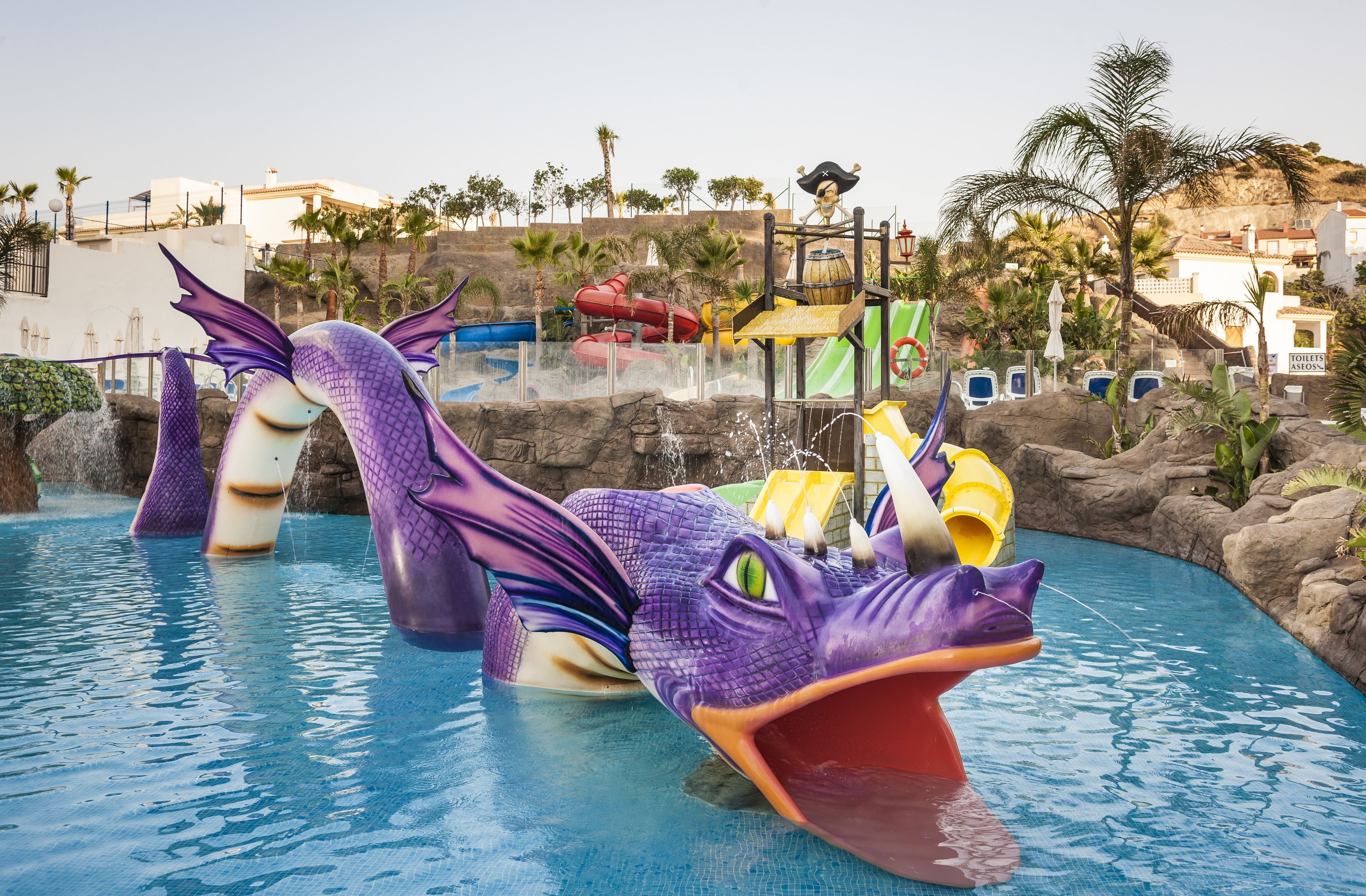 4 piscines extérieures, parasols de plage, chaises longues