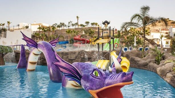 A water park with a dragon-themed play area and a pool. - Globales Los Patos Park (Benalmádena)