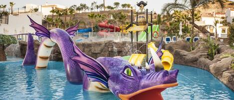 4 albercas al aire libre, sombrillas en la alberca y camastros