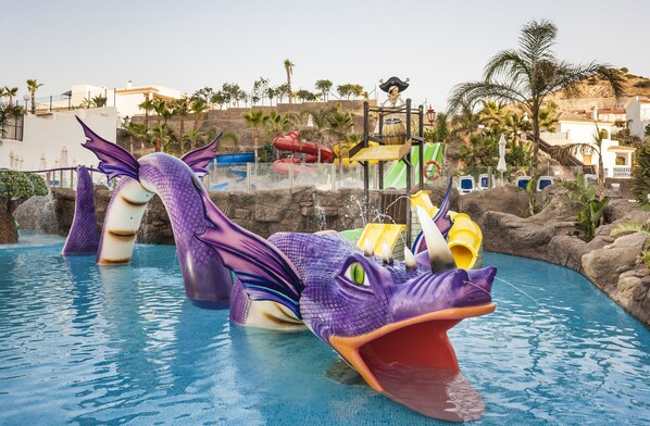 4 buitenzwembaden, parasols bij het zwembad en ligstoelen