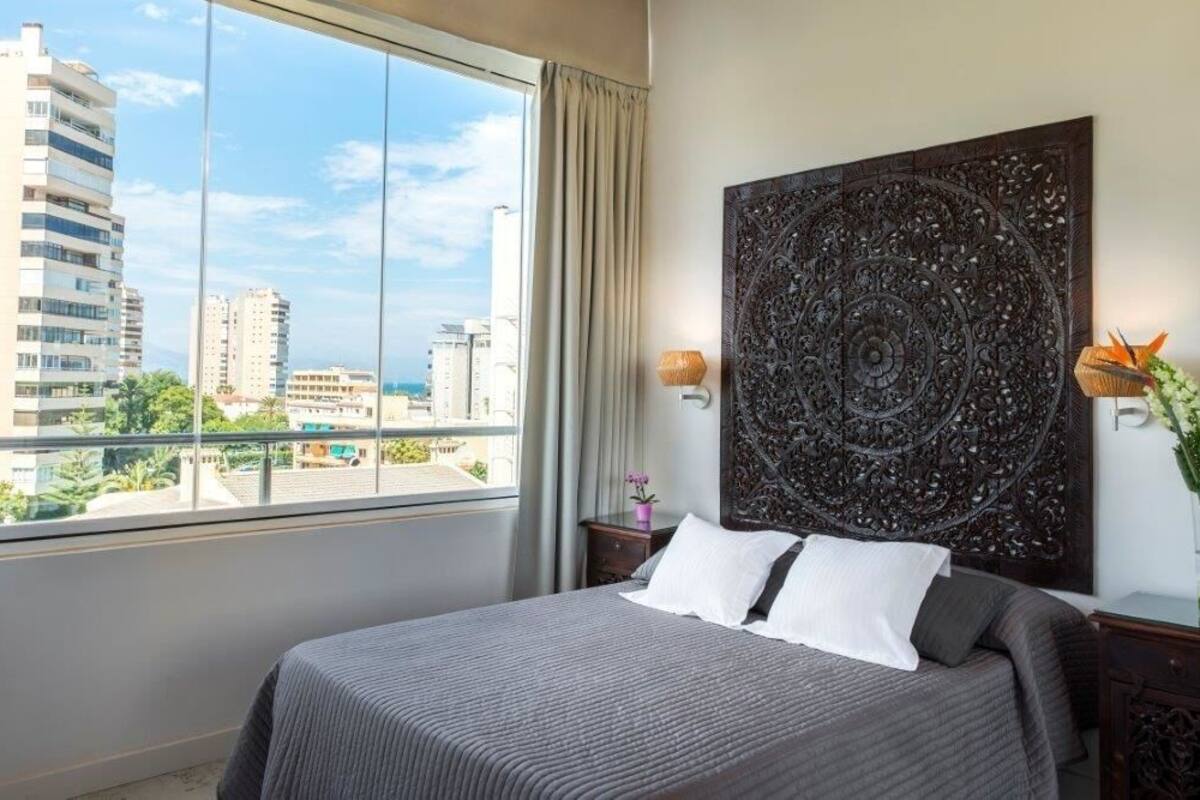 Single Room | Peralatan tempat tidur premium, bar mini, peti besi dalam bilik, meja 