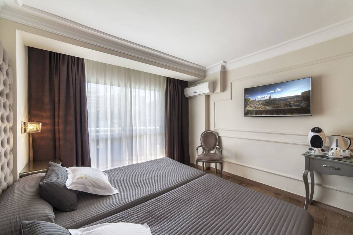 Peralatan tempat tidur premium, bar mini, peti besi dalam bilik, meja 