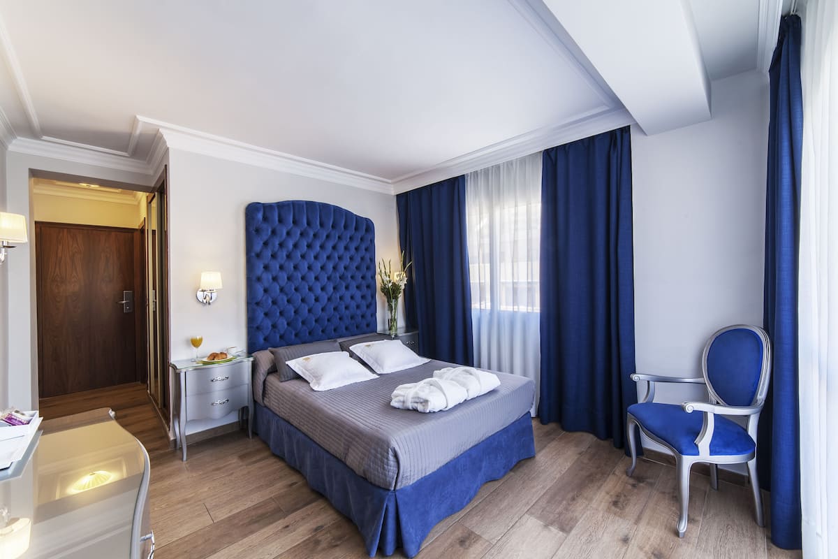Peralatan tempat tidur premium, bar mini, peti besi dalam bilik, meja 
