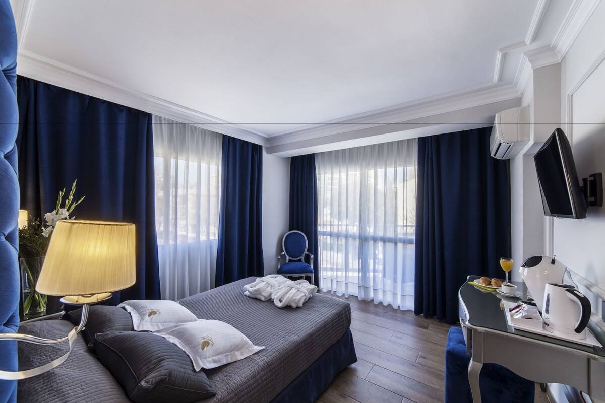 Peralatan tempat tidur premium, bar mini, peti besi dalam bilik, meja 