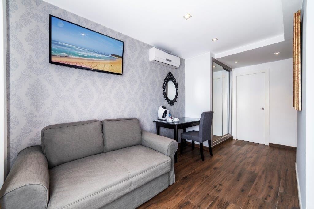 single room | premium bedding, minibar, in-room safe, desk