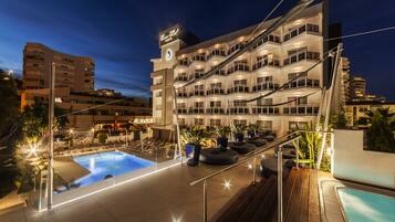 Bañera de hidromasaje al aire libre