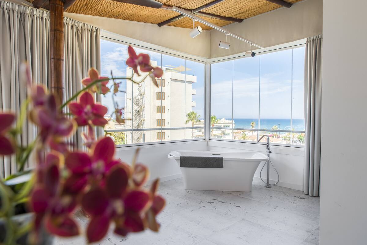 Junior Studio Suite, Sea View | Peralatan tempat tidur premium, bar mini, peti besi dalam bilik, meja 