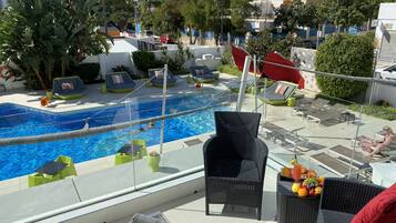 Habitación superior con 1 cama doble o 2 individuales, terraza, vistas a la piscina | Ropa de cama de alta calidad, minibar, caja fuerte y escritorio