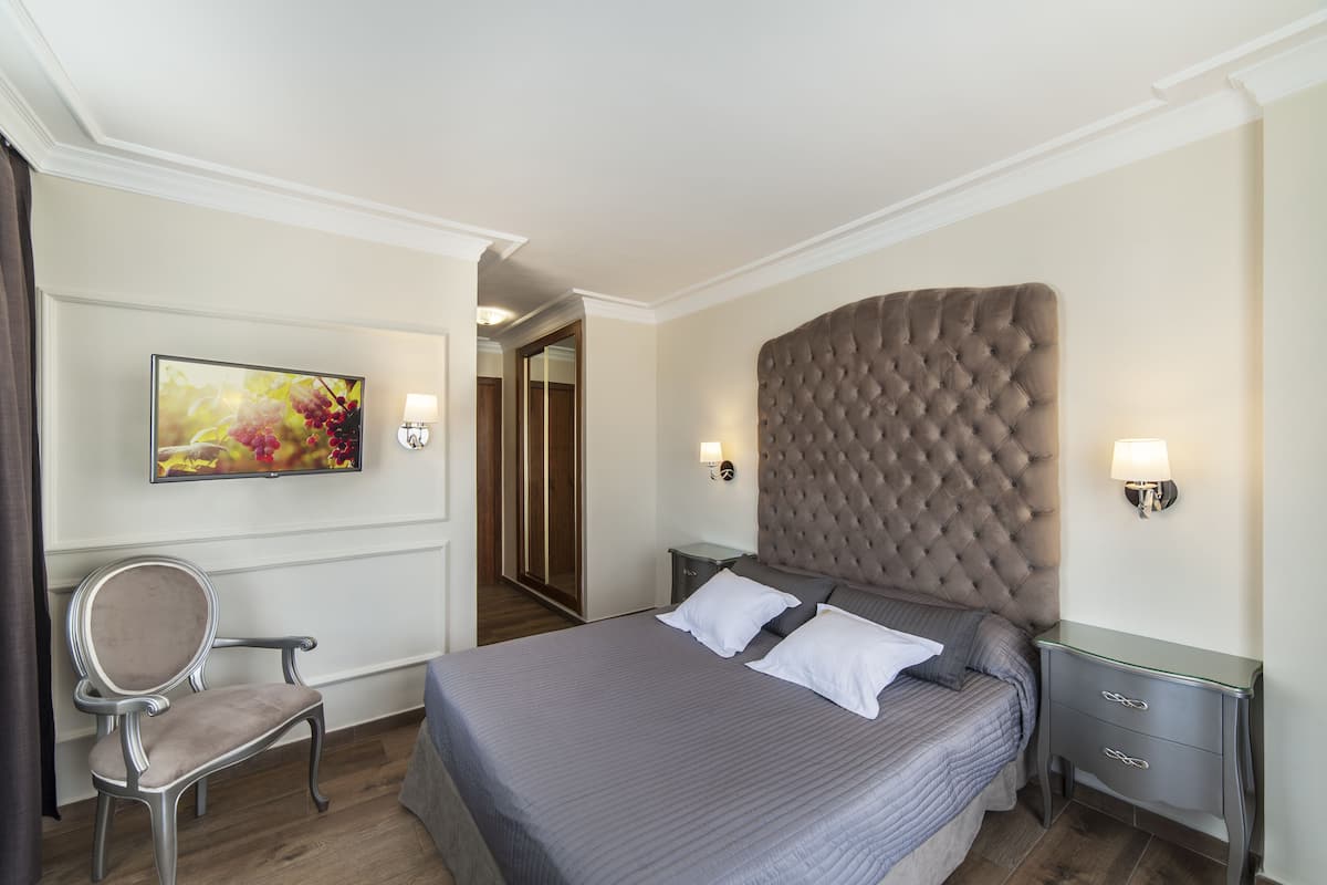 Peralatan tempat tidur premium, bar mini, peti besi dalam bilik, meja 