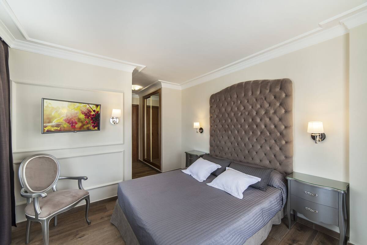 Peralatan tempat tidur premium, bar mini, peti besi dalam bilik, meja 