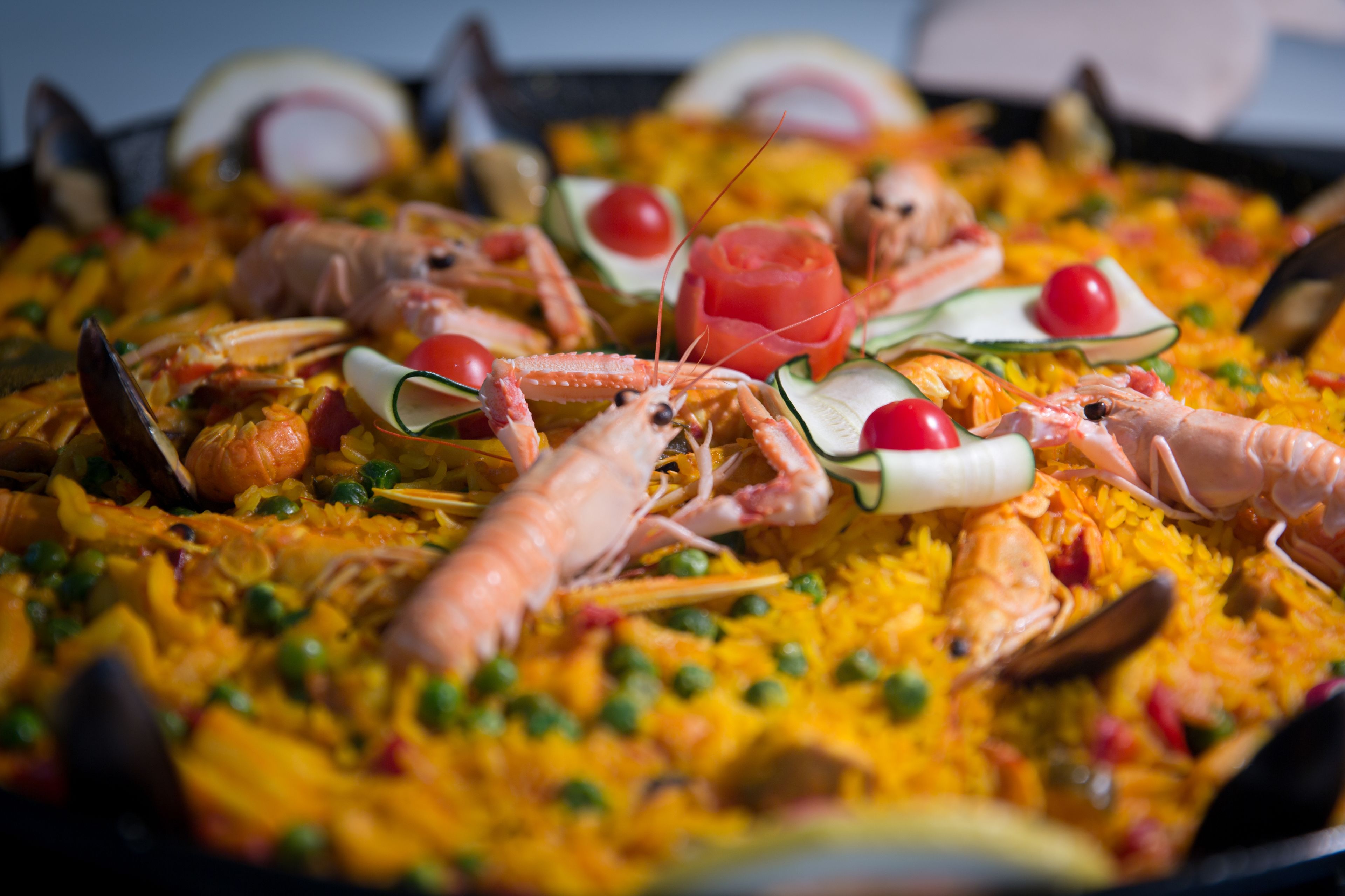 Une paella aux fruits de mer, avec des crevettes, des moules et des légumes.