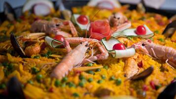 Une paella aux fruits de mer, avec des crevettes, des moules et des légumes.