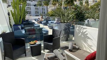 Superior kamer, 1 twee- of 2 eenpersoonsbedden, terras, uitzicht op zwembad | Luxe beddengoed, een minibar, een kluis op de kamer, een bureau