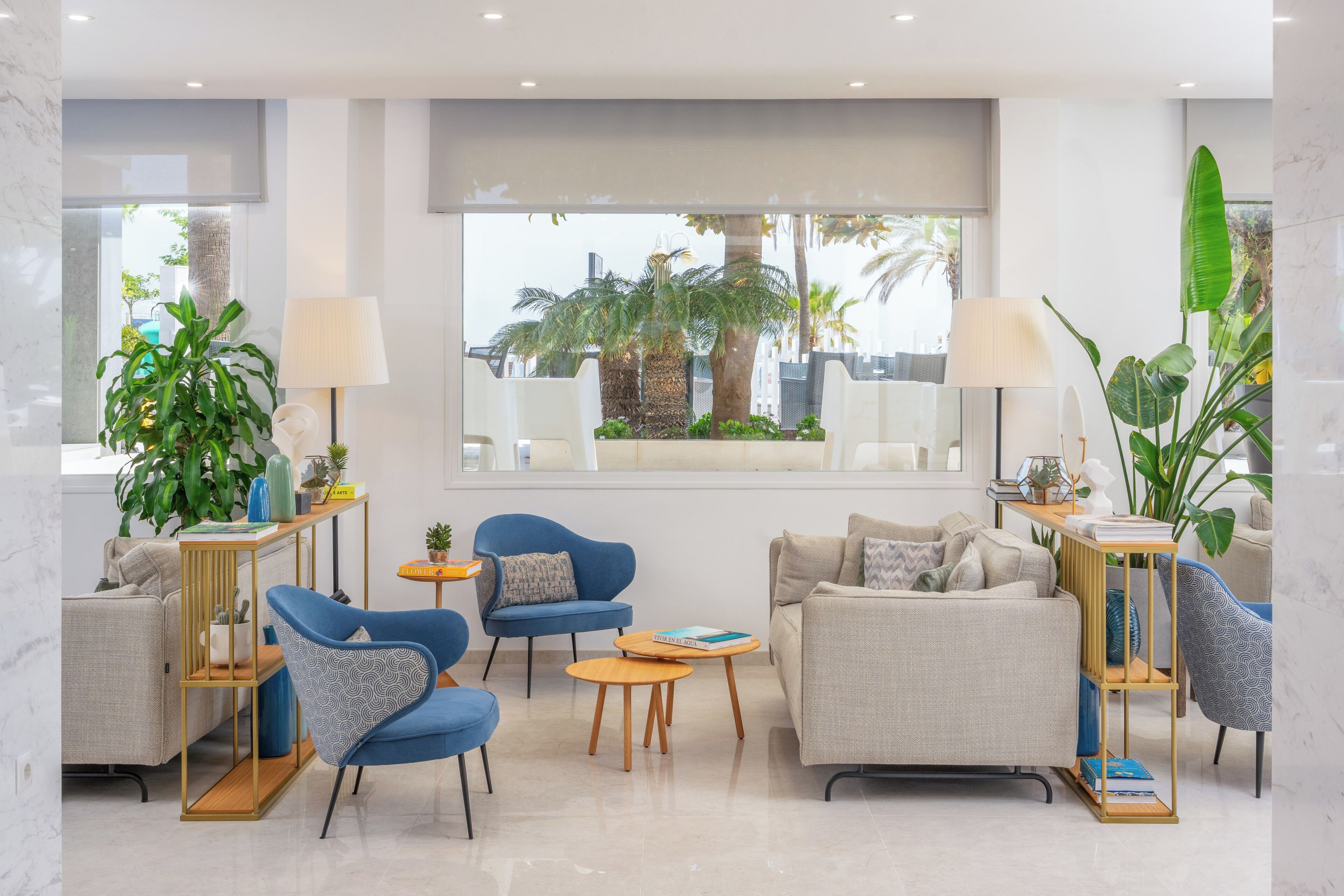 Televisi layar datar 40-inci dengan saluran TV satelit dan TV