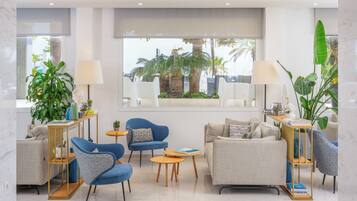 Televisi layar datar 40-inci dengan saluran TV satelit dan TV