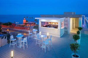 3 bars/lounges, bar met dakterras