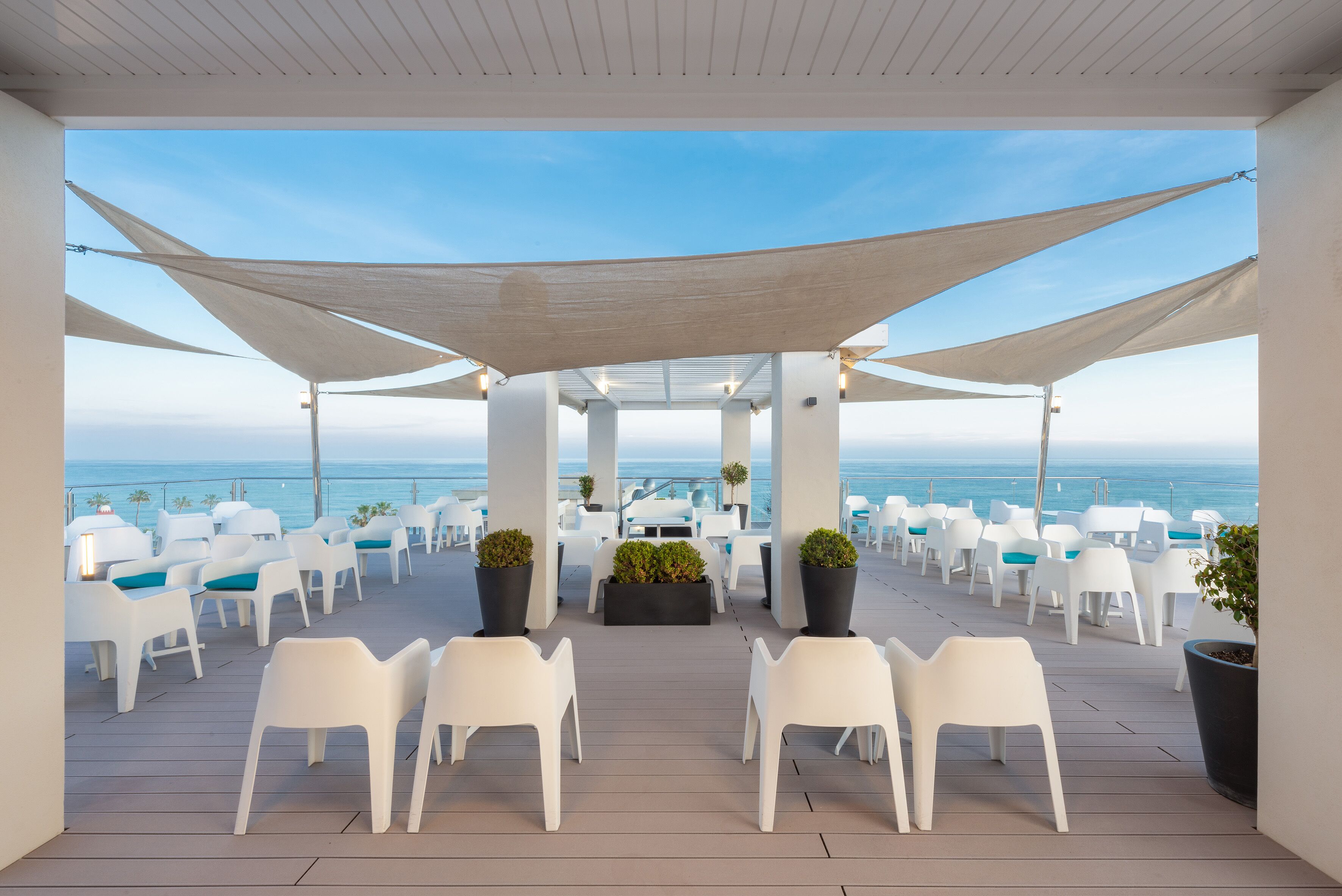 3 bars/lounges, rooftop bar