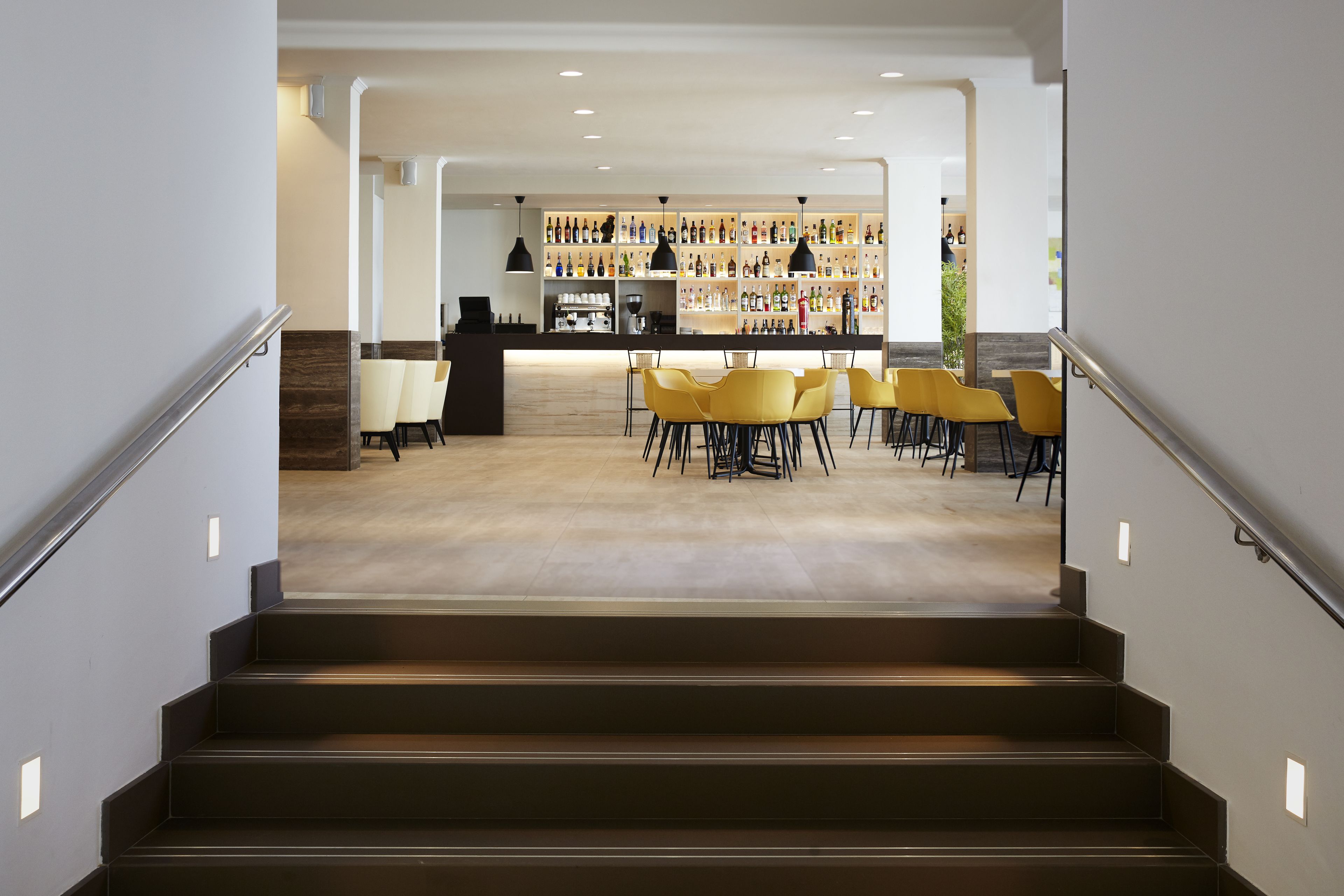 3 bars/lounges, rooftop bar