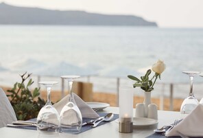 4 restaurantes; se sirven desayunos, almuerzos y cocina mediterránea 