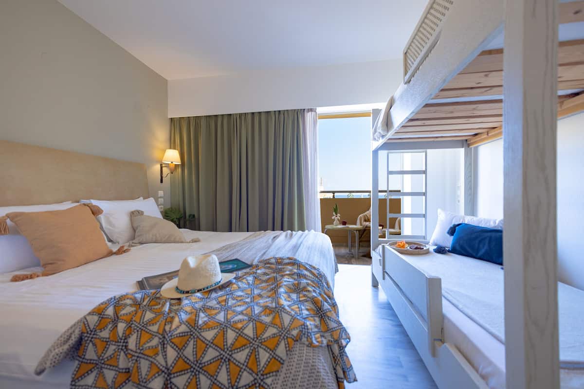 ห้องแฟมิลี่ (Open Plan) | เครื่องนอนป้องกันสารก่อภูมิแพ้, ผ้านวมขนเป็ด, เตียงพร้อมฟูกเสริมที่นอน