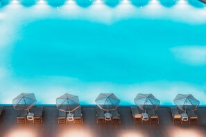 2 ulkouima-allasta, aurinkovarjoja, aurinkotuoleja