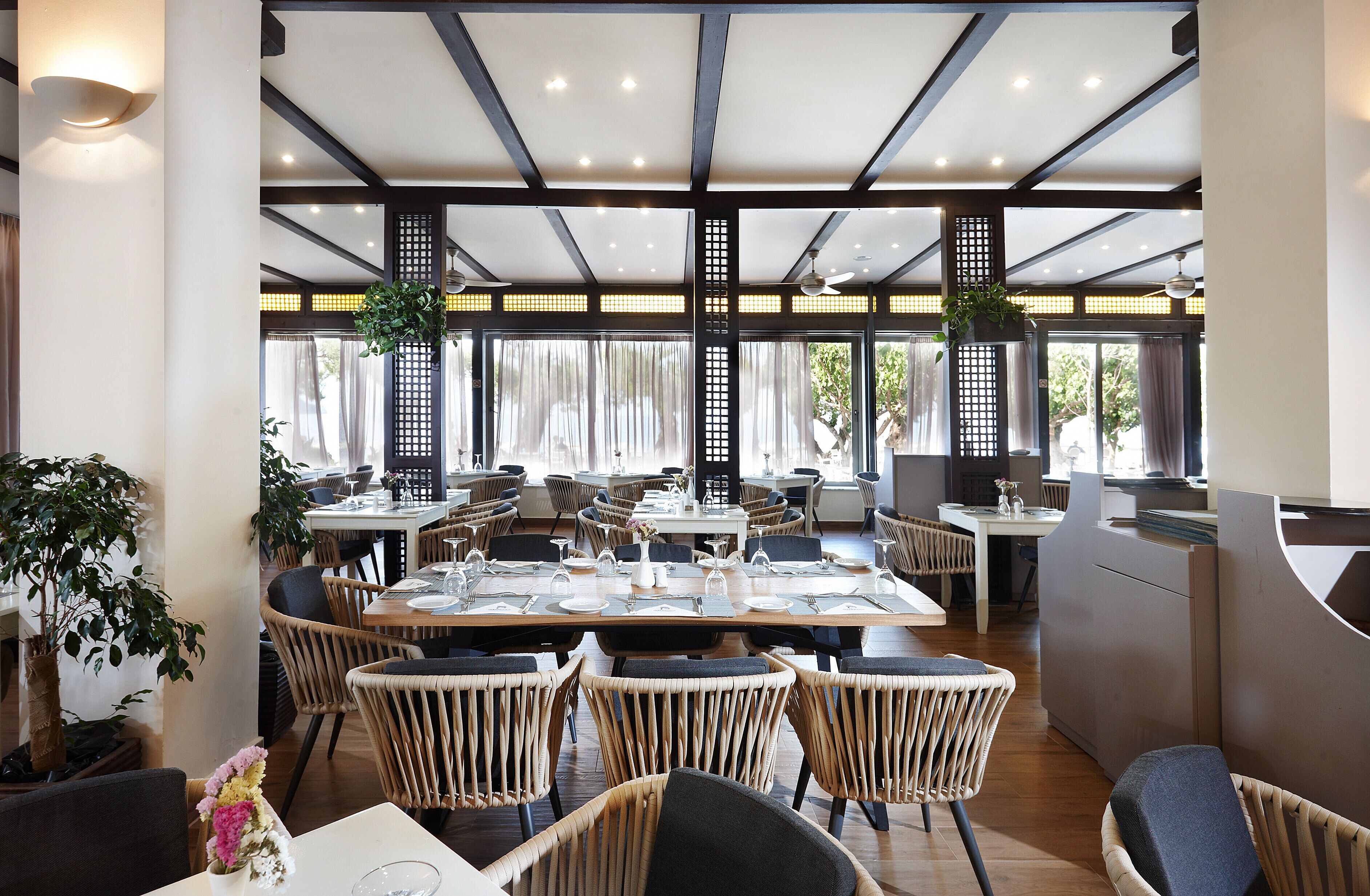 4 间餐厅，供应早餐、午餐和晚餐，地中海菜