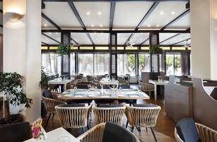 4 restaurantes; se sirven desayunos, almuerzos y cocina mediterránea 