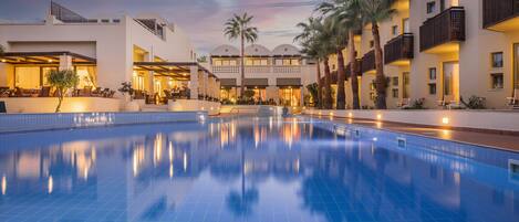 Outdoor pool, pool umbrellas, sun loungers