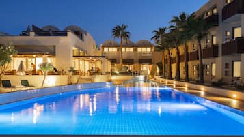 Piscine extérieure, parasols de plage, chaises longues