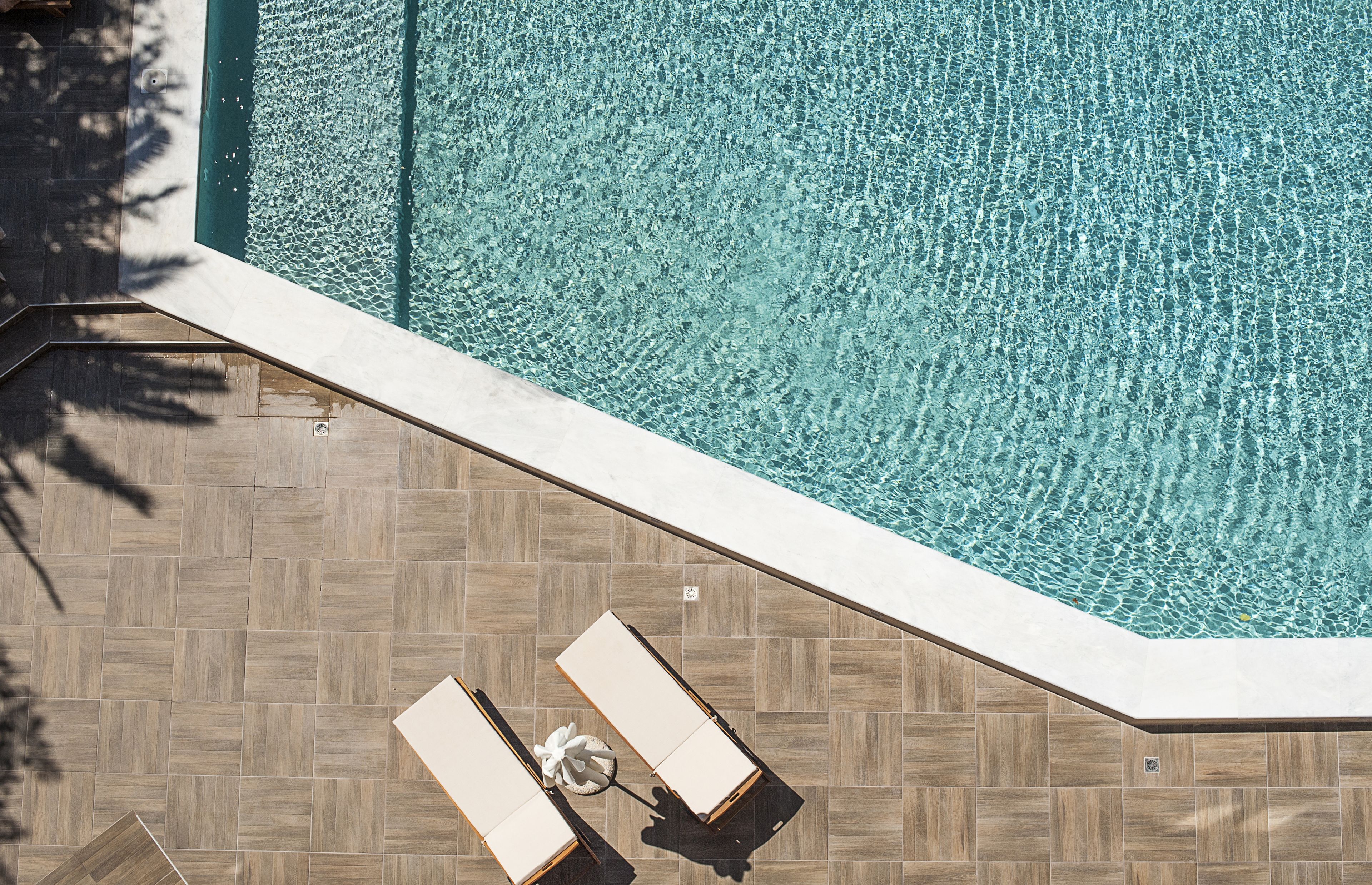 Außenpool (je nach Saison geöffnet), Sonnenschirme, Liegestühle