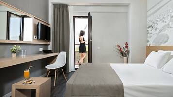 Ropa de cama de alta calidad y caja de seguridad en la habitación